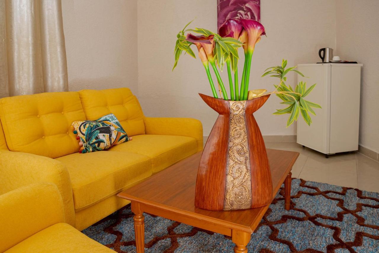 Hotel Hibiscus Louis リーブルヴィル エクステリア 写真