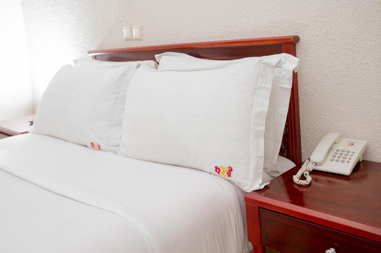 Hotel Hibiscus Louis リーブルヴィル エクステリア 写真