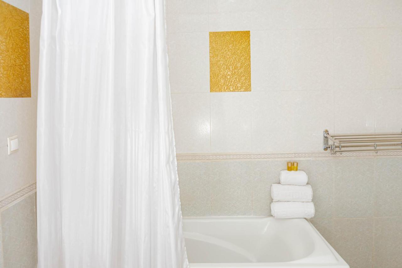Hotel Hibiscus Louis リーブルヴィル エクステリア 写真