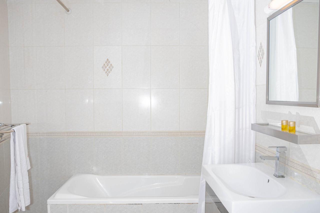 Hotel Hibiscus Louis リーブルヴィル エクステリア 写真