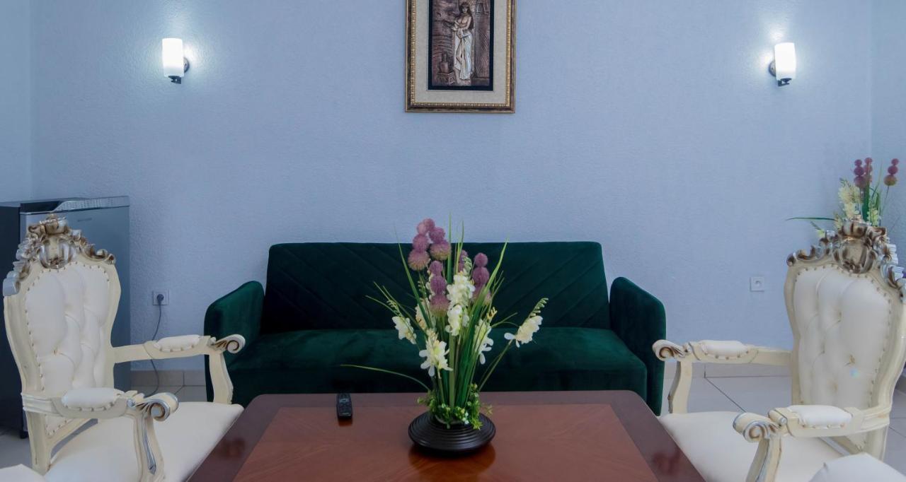 Hotel Hibiscus Louis リーブルヴィル エクステリア 写真