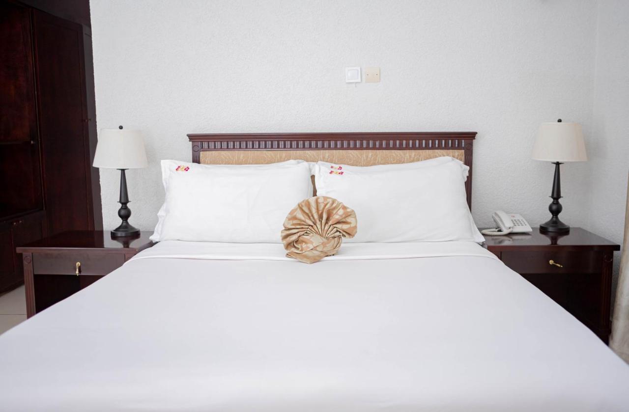 Hotel Hibiscus Louis リーブルヴィル エクステリア 写真