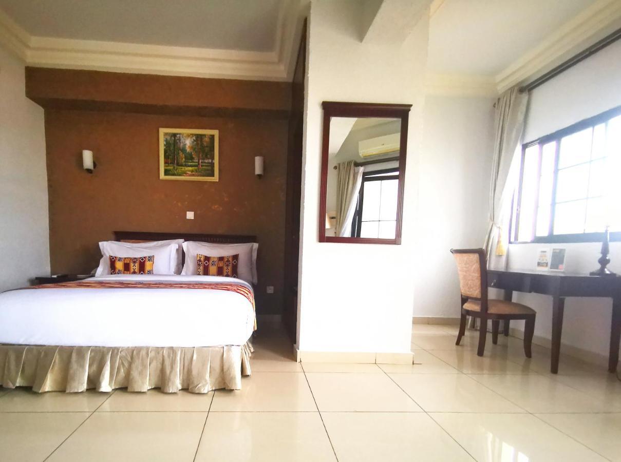 Hotel Hibiscus Louis リーブルヴィル エクステリア 写真